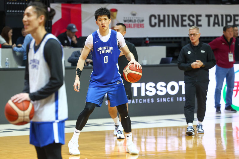 2027世界盃男籃亞洲區資格賽，台灣男籃1日將在主場對戰日本隊，30日台灣隊在新莊體育館練球，主力球員林庭謙（中）積極備戰。中央社記者王騰毅攝 114年11月30日