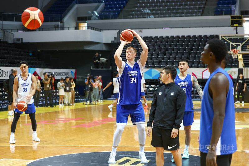 2027世界盃男籃亞洲區資格賽，台灣男籃1日將在主場對戰日本隊，30日台灣隊在新莊體育館練球，主力中鋒高柏鎧（中）練習罰球備戰。中央社記者王騰毅攝 114年11月30日