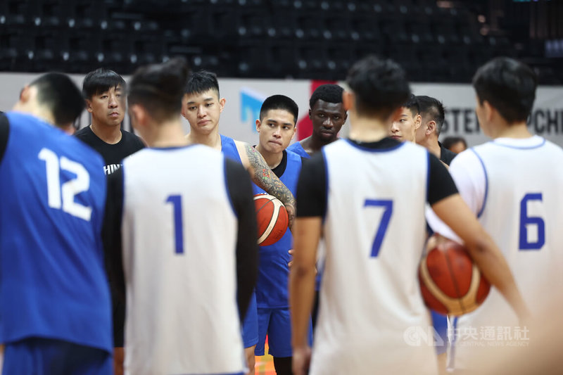 2027世界盃男籃亞洲區資格賽，台灣男籃1日將在主場對戰日本隊，30日台灣隊在新莊體育館練球，隊長陳盈駿（中）、後衛盧峻翔（中左）、阿巴西（中右）等人練完球後聚在場中聆聽教練指導。中央社記者王騰毅攝 114年11月30日