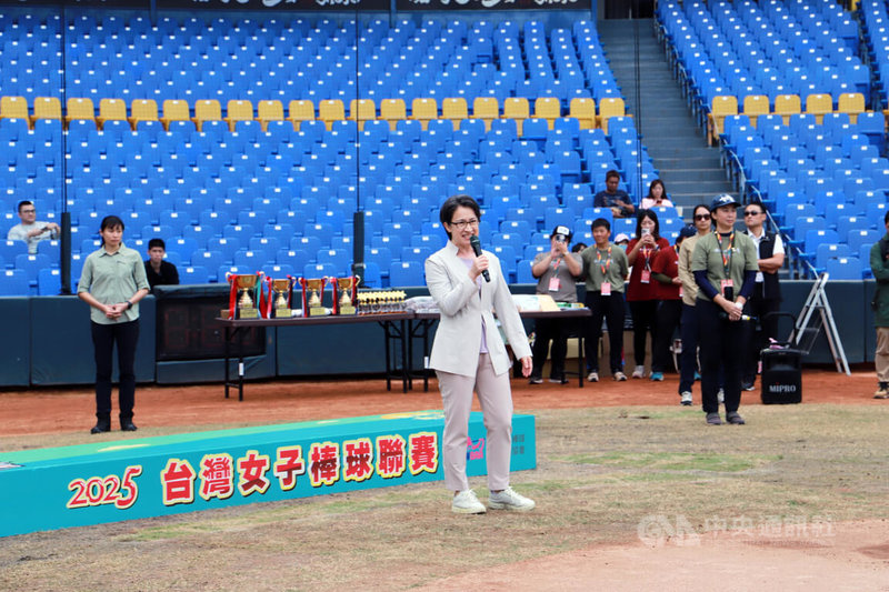 2025台灣女子棒球聯賽30日在台中洲際棒球場舉辦閉幕與頒獎典禮,副總統蕭美琴(前)致詞表示,熱愛棒球不分性別,熱情也不該被框架,有夢想的人更值得被擁抱。中央社記者蘇木春攝 114年11月30日