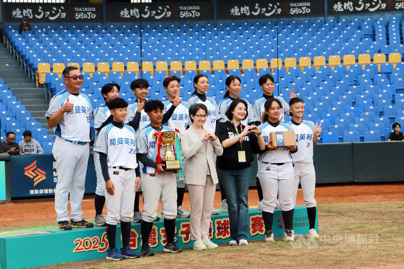 2025台灣女子棒球聯賽30日在台中洲際棒球場圓滿落幕,冠軍由開曼英利女子棒球隊獲得,副總統蕭美琴(前左3)、台灣女子棒球運動推廣協會榮譽理事長吳思瑤(前右3)頒獎。中央社記者蘇木春攝 114年11月30日