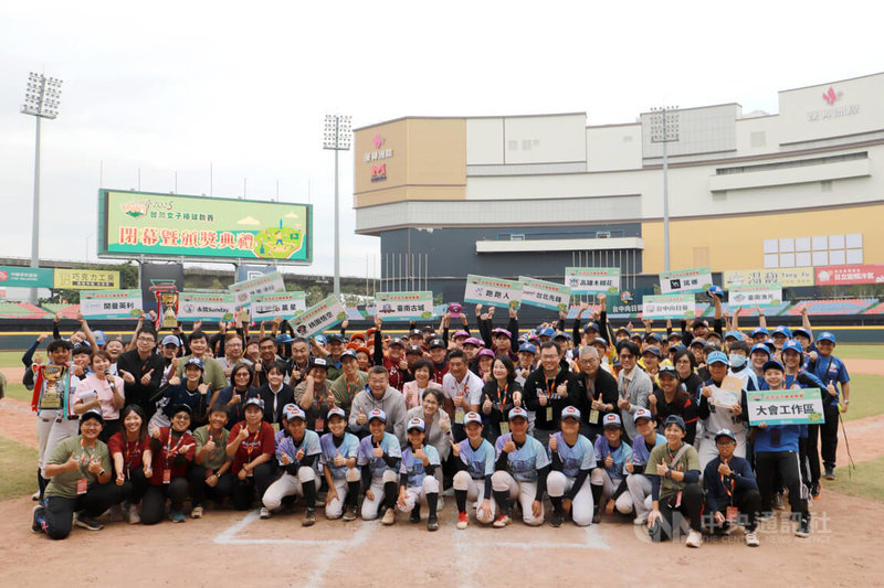 2025台灣女子棒球聯賽歷經多場賽事，30日在台中洲際棒球場進行季軍與冠軍戰後，下午舉辦閉幕暨頒獎典禮，副總統蕭美琴（2排中）等人與參賽隊伍一同合影。中央社記者蘇木春攝　114年11月30日