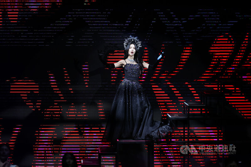 韓國女團MAMAMOO成員頌樂（Solar）（圖）30日晚間在台北國際會議中心（TICC）開唱，她以一襲華麗黑色禮服亮相，為演唱會揭開序幕。中央社記者翁睿坤攝　114年11月30日