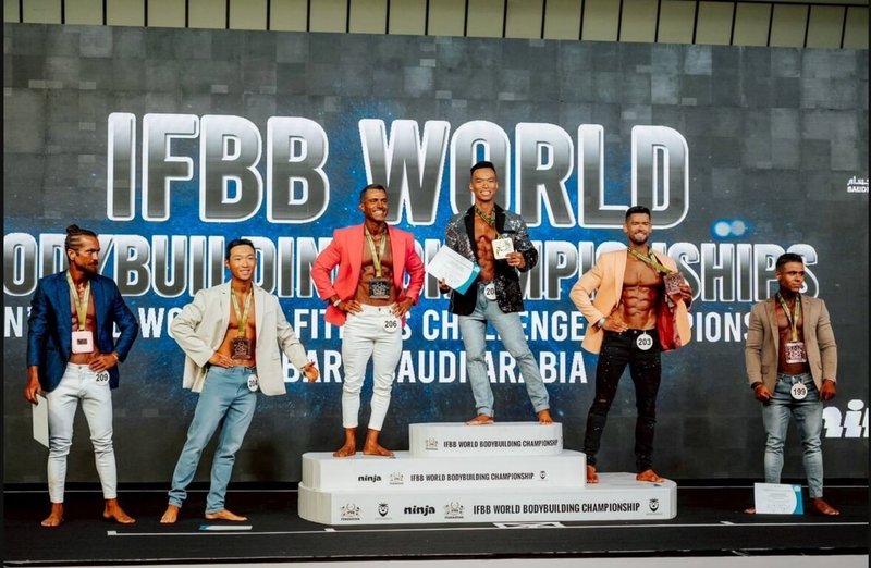 11月27日在沙烏地阿拉伯舉行世界健美錦標賽。台灣選手劉明毅(右3)榮獲男子健身模特兒組176公分級金牌。(駐沙烏地阿拉伯代表處提供)中央社記者施婉清開羅傳真 114年11月30日