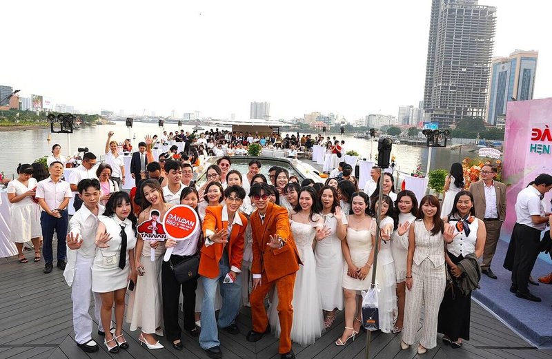 28日觀光署年度觀光宣傳代表發布會除有約40家越南當地媒體、逾40位台、越觀光相關業者出席外，更從Isaac後援會中邀請20多位粉絲一起上船同歡。（觀光署駐胡志明市辦事處提供）中央社記者曾婷瑄河內傳真114年11月30日