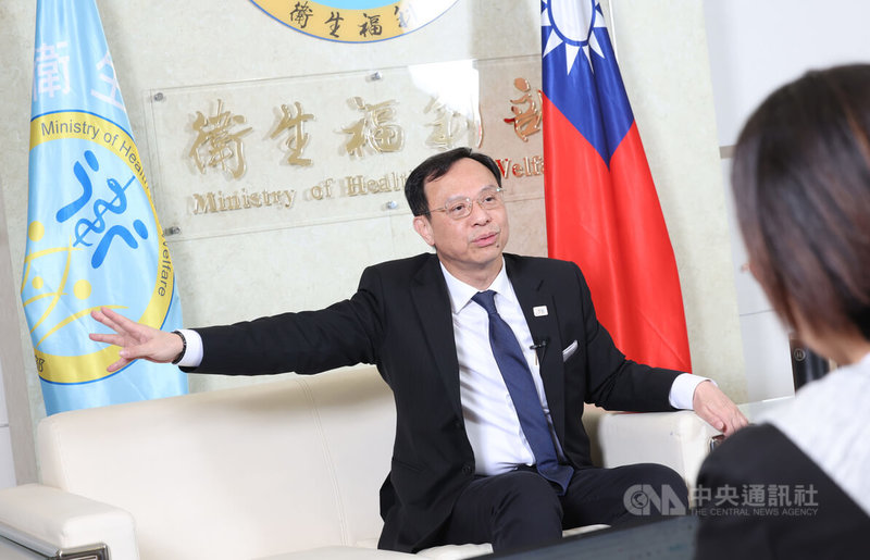 全球都有缺藥問題，衛福部長石崇良（圖）表示，台灣建構藥物韌性，可先從鼓勵胰島素國產、抗生素等原料藥自製著手，並討論將醫院採購健保藥的過多利潤「回收」到健保財務，以利加速引進新藥。中央社記者張新偉攝　114年11月30日