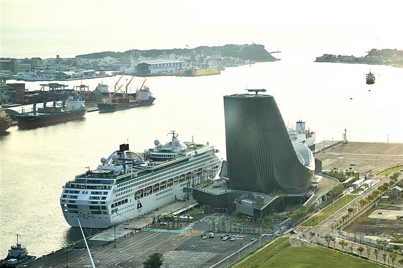 根據台灣港務公司統計，今年1到10月郵輪帶外籍旅客破36萬人創下歷史新高。圖為麗星夢郵輪旗下「領航星號」（Star Voyager）今年掛靠高雄港。（中央社檔案照片）