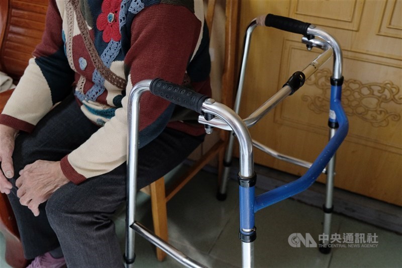 銀髮海嘯來襲，失智人口持續攀升，根據國衛院全國社區失智症流行病學調查，65歲以上長者失智症盛行率為7.99%。圖為長者示意圖。（中央社檔案照片）