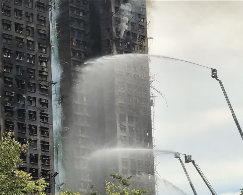 圖為香港宏福苑大火。（中央社檔案照片）