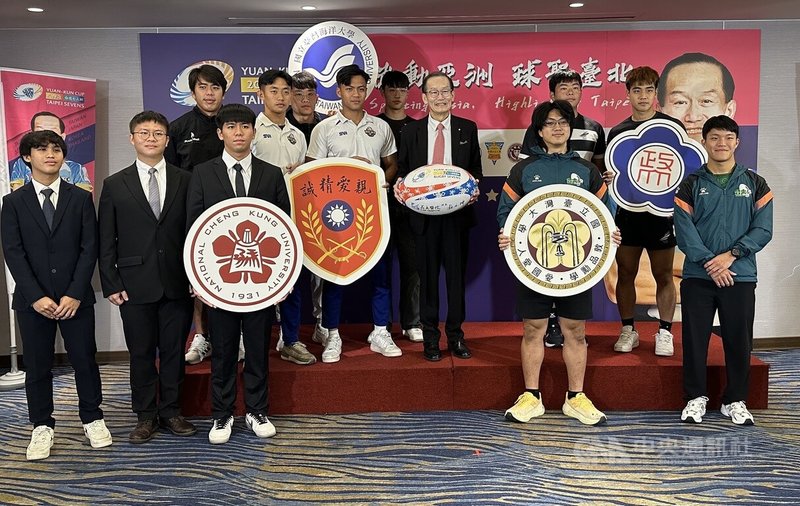 2025元坤盃七人制國際橄欖球邀請賽，一般組的台灣大學瞄準4連霸；30日出席記者會的副隊長、就讀獸醫系陳力榕（前排右2）自認應該可以完成連霸。中央社記者黎建忠傳真　114年11月30日