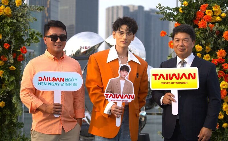 駐胡志明市辦事處處長韓國耀（右）、觀光署駐胡志明市辦事處主任周欣毅（左）與觀光大使暨越南人氣偶像Isaac（中）合影。（觀光署駐胡志明市辦事處提供）中央社記者曾婷瑄河內傳真114年11月30日