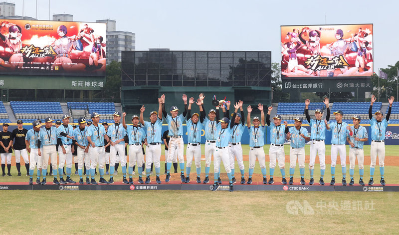 2025第13屆黑豹旗全國高中棒球大賽羅東高工隊史首闖冠軍戰，30日在新莊棒球場收下亞軍，教練、球員賽後高舉雙手鼓掌列隊，把掌聲獻給自己，也謝謝支持球隊的每個人。中央社記者張新偉攝　114年11月30日