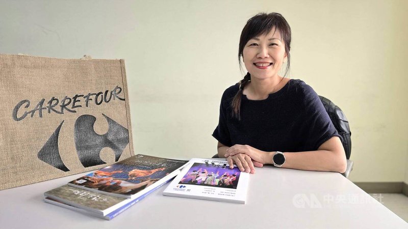 家樂福自2018年開始推廣非籠飼雞蛋與產業轉型，家樂福文教基金會執行長蘇小真接受中央社專訪時預告，自12月起台北所有門市全面只販售非籠飼雞蛋，預計2026年10月起達到全台廢籠。中央社記者趙彥翔攝 114年11月30日