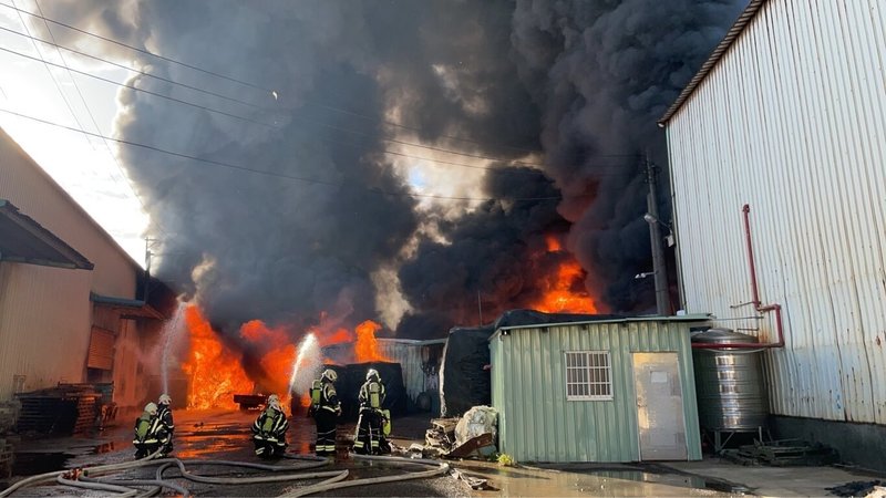 桃園市蘆竹區一處工廠30日上午7時傳出火警，現場火勢猛烈濃煙衝天，桃園市消防局已前往搶救。現場燃燒電纜疑似為回收場，所幸無人受困，市府提醒下風處住戶關窗減少外出。（桃園市政府消防局提供）中央社記者吳睿騏桃園傳真　114年11月30日