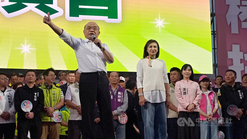 投入民進黨高雄市長初選的立委邱議瑩（前右）30日在鳳山區舉辦首場大造勢，前行政院長蘇貞昌（前左）出席力挺，並呼籲市民支持。中央社記者蔡孟妤攝　114年11月30日