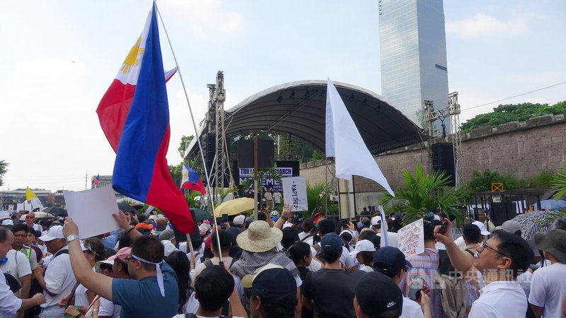數以萬計的菲律賓民眾30日湧入人民力量革命紀念碑周邊，抗議政府官員與不肖商人大規模、系統性貪污。中央社記者林行健奎松市攝　114年11月30日