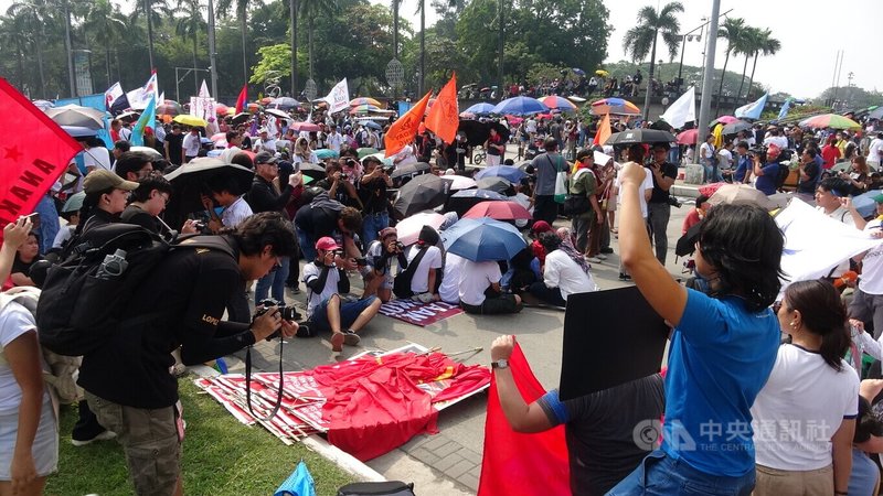 工會、民間組織與學生30日在馬尼拉灣畔黎薩公園發動反貪污示威,圖為學生團體要求總統、副總統為貪污問題負起政治責任。中央社記者林行健馬尼拉攝 114年11月30日