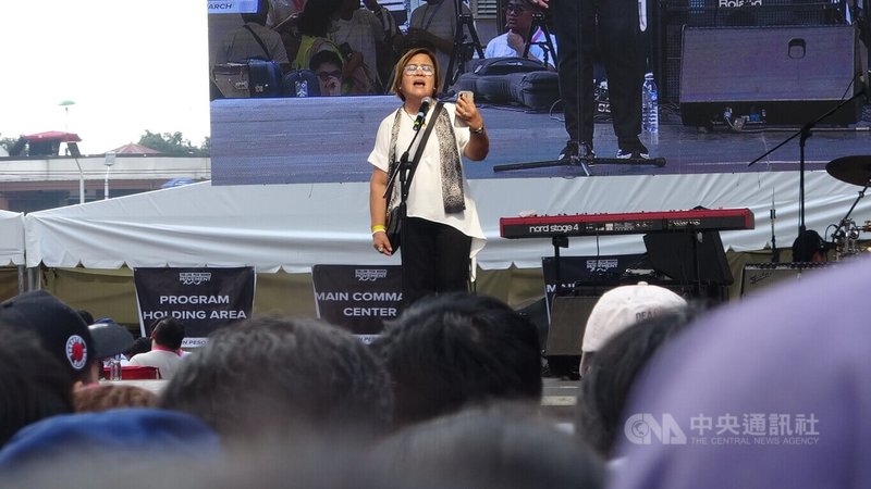 菲律賓人權鬥士、前參議員德利馬30日在「1兆披索遊行2.0」反貪污示威活動上站台,呼籲政府依法究責、向貪污者追回不當所得。中央社記者林行健奎松市攝 114年11月30日