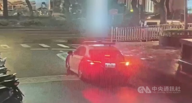 有夜店大亨之稱的夏天倫30日晚間在台北市松山區某處停車場遭數人持利器和辣椒水攻擊,警消獲報到場協助送醫治療,已帶回一名男性犯嫌,正持續釐清案情及追查其餘共犯。(翻攝照片)中央社記者黃麗芸傳真 114年11月30日