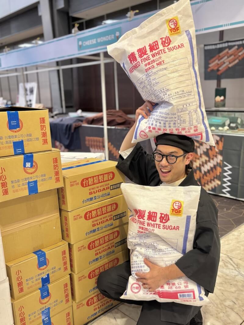 日本蘋果糖專賣店「東京林檎製飴所」老闆池田喬俊分享收到「業務用包裝砂糖」造型抱枕。（圖取自x.com/pomedamourtokyo）