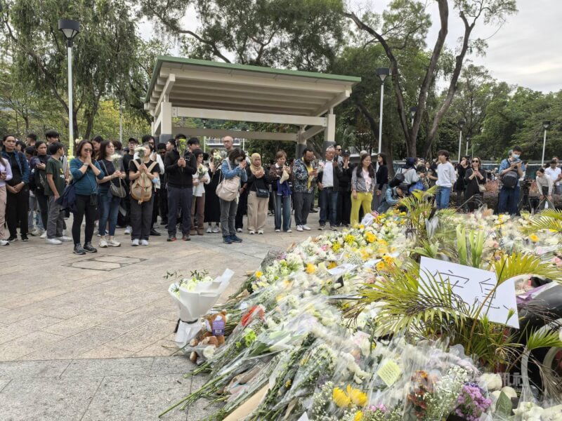 香港宏福苑26日發生奪命大火，30日下午，香港市民到大火現場為死難者獻花哀悼。中央社記者張謙香港攝　114年11月30日