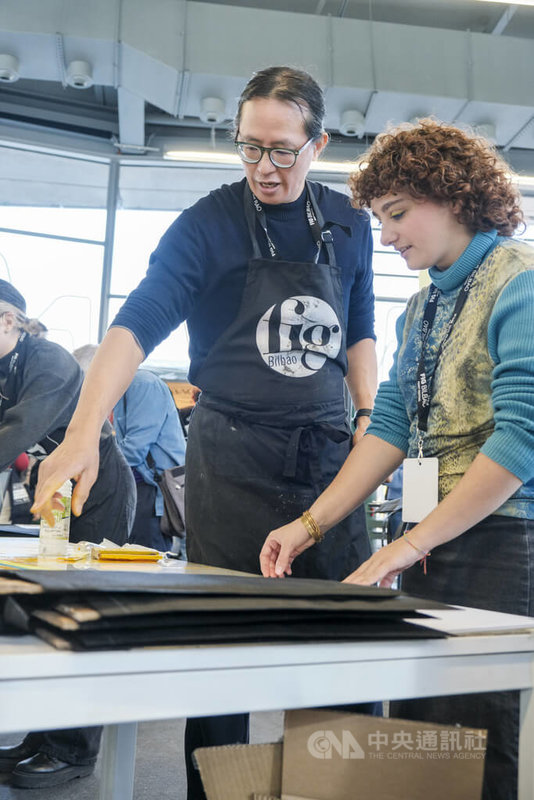 西班牙畢爾包藝博會(FIG Bilbao)的「聚焦台灣」主題特展,除展覽外共舉辦5場活動,其中「預塗式絹網」工作坊,由藝術家周明毅手把手指導觀展者領會版畫樂趣,現場不分老少都大排長龍來體驗。中央社記者胡家綺馬德里攝 114年11月30日