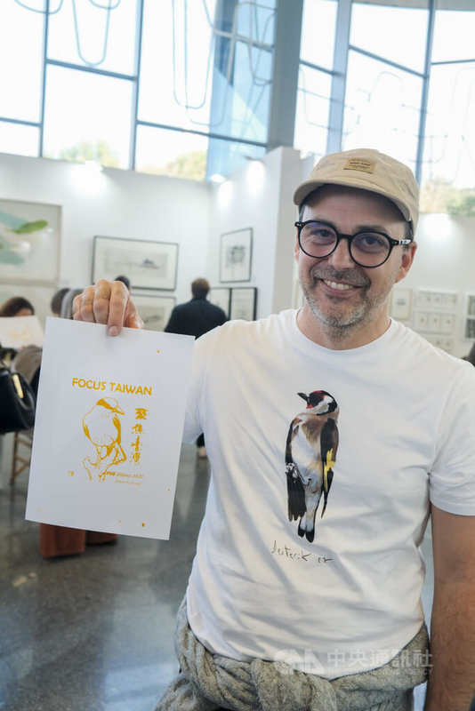 西班牙畢爾包藝博會(FIG Bilbao)的「聚焦台灣」主題特展中的「預塗式絹網」工作坊,由藝術家周明毅指導觀展者實作體驗,並將印有「黃鸝鳥和聚焦臺灣」的成果贈送給參加者。來自畢爾包當地的藝術家表示,「版畫裡的台灣鳥兒正在和他衣服上的巴斯克鳥兒對話」。中央社記者胡家綺馬德里攝 114年11月30日