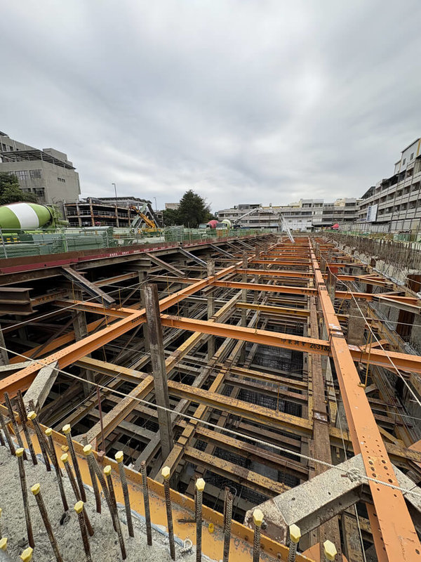 中友百貨彰化店完工日期往後延，與工程同步的聯外道路進度也停滯，停車場出口從南瑤路延伸到中山路，因涉及住宅區變更道路用地，由於未取得全部地主同意，送縣府審查遭退件。（彰化市公所提供）中央社記者吳哲豪傳真　114年11月30日