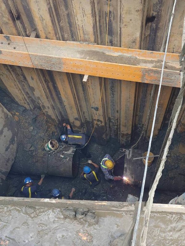 淡北道路工程日前進行主線高架橋基樁挖掘時，施工廠商不慎鑽破自來水管線，造成淡水部分區域停水，經台灣自來水公司全力搶修完成換管、接管作業後，11月30日下午恢復供水。（工務局提供）