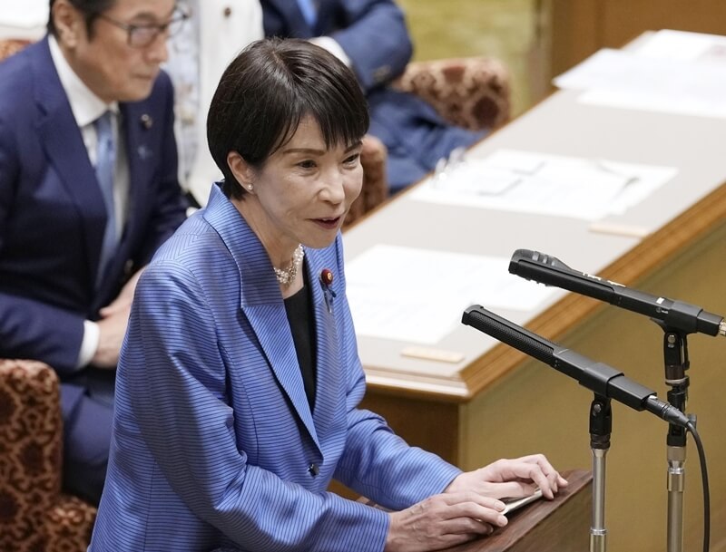 圖為日本首相高市早苗26日在國會答詢。（共同社）