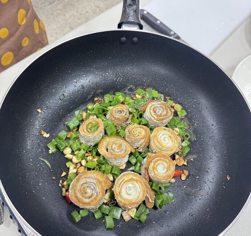 澎湖區漁會舉辦「海島家味．澎湖好食課」活動，為期2天的課程示範多道澎湖經典料理，30日推出「鹹酥白帶魚清肉捲」等特色菜。（澎湖區漁會提供）中央社　114年11月30日