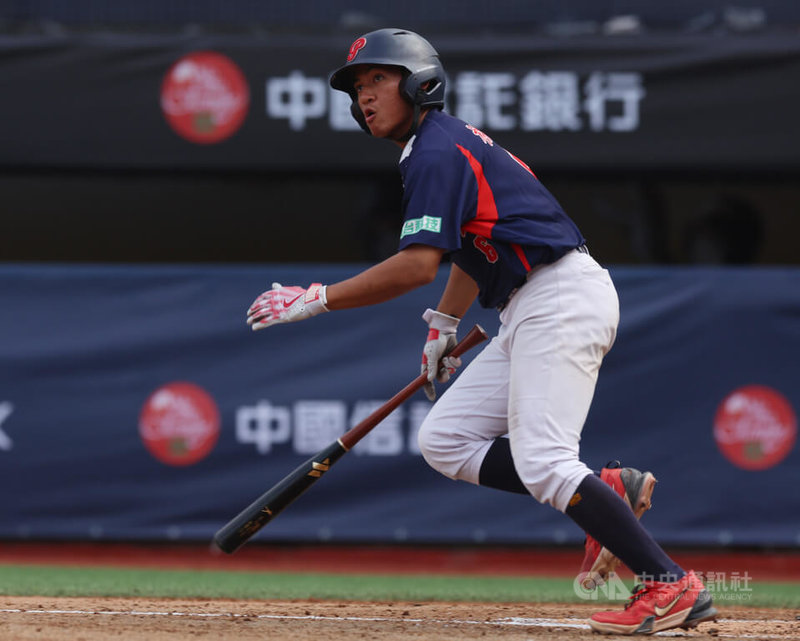 黑豹旗青棒賽30日在新莊棒球場進行冠軍戰，3局下平鎮高中邱聖安擊出一壘安打，帶有1分打點，幫助球隊先馳得點。中央社記者張新偉攝 114年11月30日