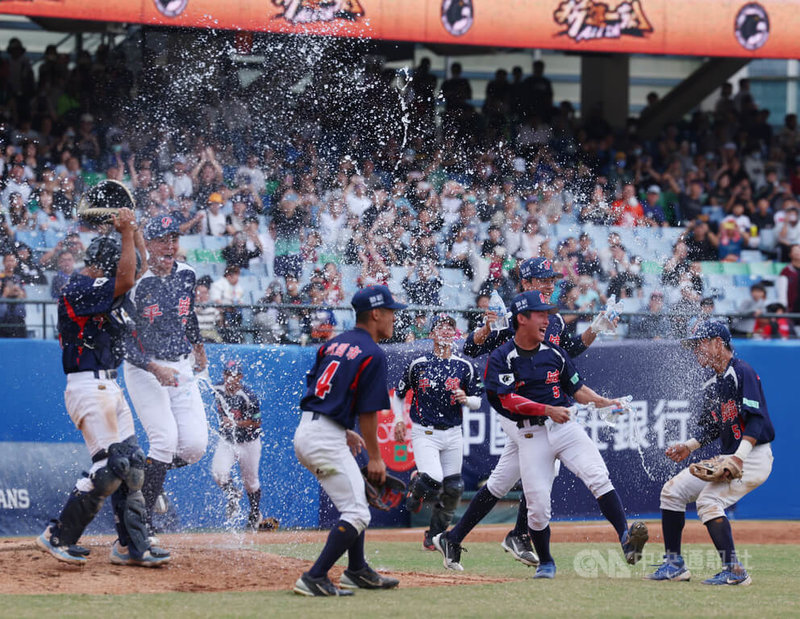 黑豹旗青棒賽30日在新莊棒球場進行冠軍戰，平鎮高中終場以4比1擊敗羅東高工，拿下冠軍。中央社記者張新偉攝　114年11月30日