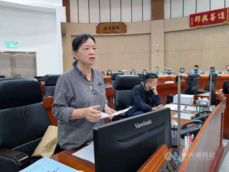 金門縣議會1日定期會中，國民黨縣議員許玉昭（前）質詢民政處關於威權象徵移除議題，她表示，金門早期經歷戰役並實施戰地政務，現在仍有許多反共標語、銅像等，「我們要尊重歷史」。中央社記者吳玟嶸攝　114年12月1日