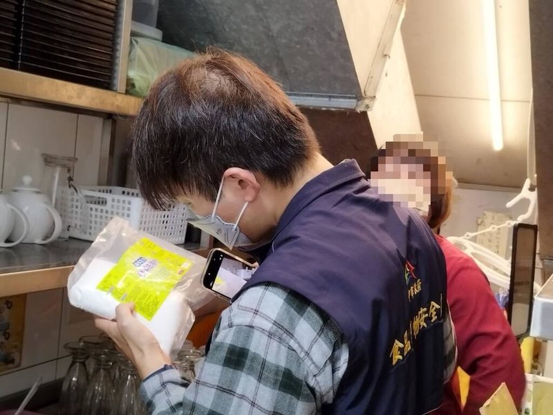 台中連鎖茶飲店春水堂店員誤拿含有清潔劑的茶水供民眾飲用,食品藥物安全處11月31日獲報後派員稽查,除勒令此店即日起停業,也將業者移送地檢署偵辦。(民眾提供)中央社記者趙麗妍傳真 114年12月1日