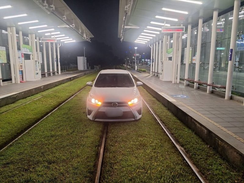 73歲詹姓女子1日晚上開車行經高雄市苓雅區二聖路與凱旋三路口，由東向西右轉往北時誤入輕軌軌道，車輛行經輕軌凱旋武昌站時，因車輪陷入草地停下，未造成人員傷亡；詹女詢後遭依違反過失妨害公眾運輸行駛安全罪嫌，函送高雄地檢署偵辦。（苓雅分局提供）中央社記者張已亷傳真　114年12月1日