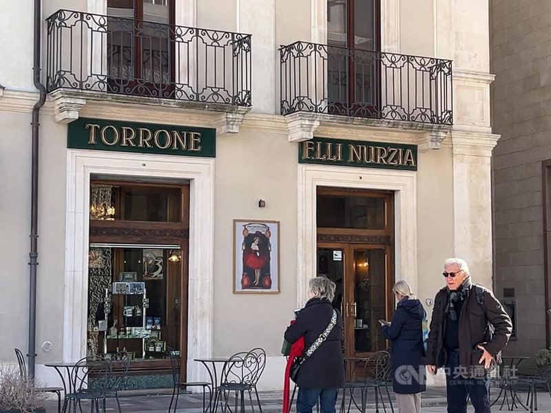 義大利古城拉奎拉近日盛大舉行松露國際展，主廣場對面的努奇亞兄弟咖啡館有超過百年歷史，「牛軋糖咖啡」是店內相當受歡迎的獨特飲品。中央社記者黃雅詩拉奎拉攝　114年12月1日