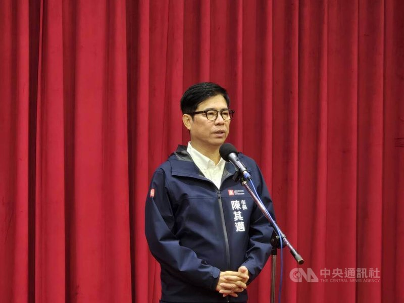 日本歌手濱崎步原定在中國上海舉行的演唱會被取消。高雄市長陳其邁（圖）1日接受媒體聯訪表示，中方粗暴方式非常不可取，很多國際知名歌手和團體都到高雄演出，他也歡迎濱崎步到高雄。中央社記者蔡孟妤攝　114年12月1日