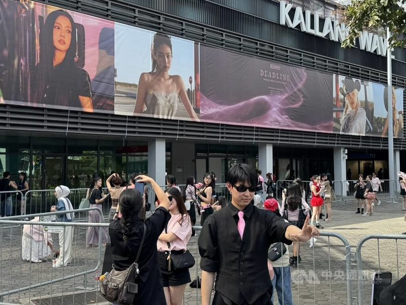 韓國女團BLACKPINK 11月28日至30日在新加坡巡演，吸引眾多粉絲到場。圖為粉絲29日在新加坡國家體育場外活動。中央社記者吳昇鴻新加坡攝　114年12月1日