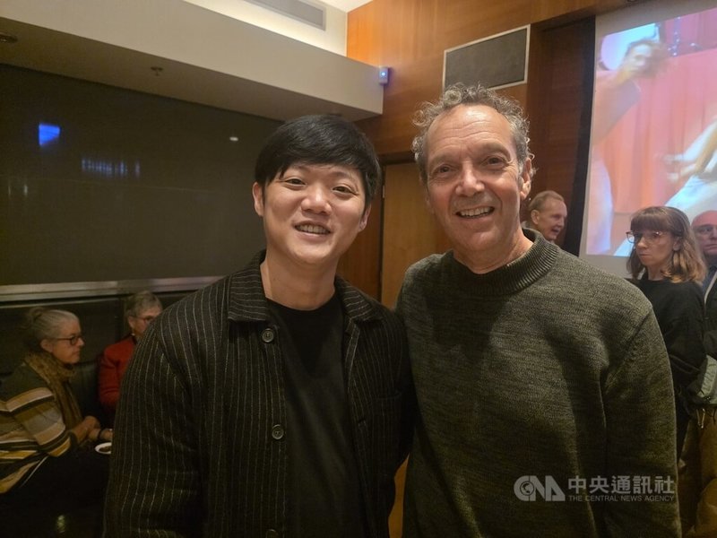 DanceHouse藝術總監史密斯（Jim Smith，右）非常喜歡翃舞的作品，稱讚翃舞藝術總監賴翃中（左）充滿無限創意和能量。中央社記者程愛芬溫哥華攝　114年12月1日