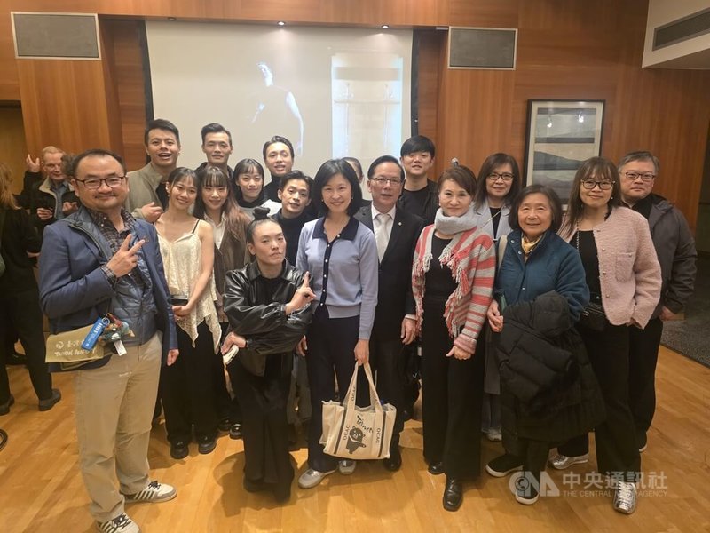 溫哥華的僑胞們和翃舞團員們合影，為演出成功感到驕傲。文化部駐洛杉磯台灣書院主任簡德源（左1）說，未來將呈現更多美好的台灣表演藝術作品讓世人欣賞。中央社記者程愛芬溫哥華攝　114年12月1日