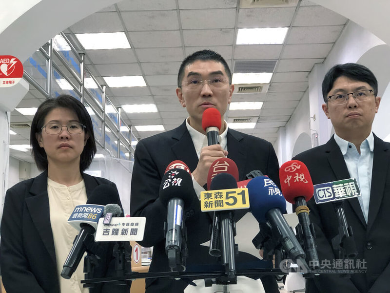 對於基隆河近日受到油污染，基隆市長謝國樑（中）1日下午受訪表示，環保局與環境部正調查污染源，判斷應該是事業等級的油污染，目前還無法釐清行為人，政風處已向基隆地檢署告發。中央社記者王朝鈺攝　114年12月1日