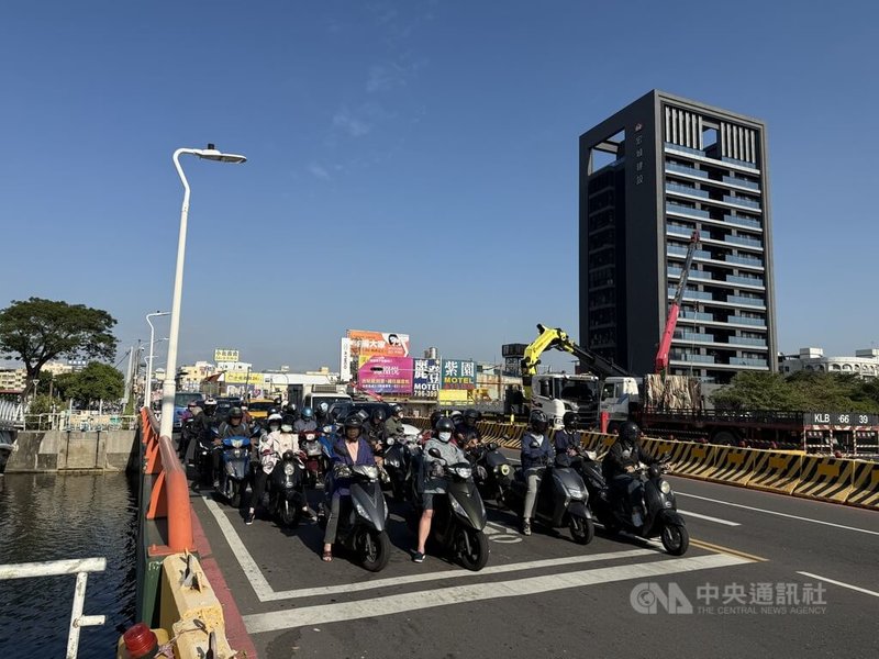 高雄市前鎮媽祖港橋是前鎮區與鳳山區往來的重要交通要道，平日車流量大，改建工程原則採「半半封閉」方式施工，以維持橋面通行。中央社記者董俊志攝　114年12月1日