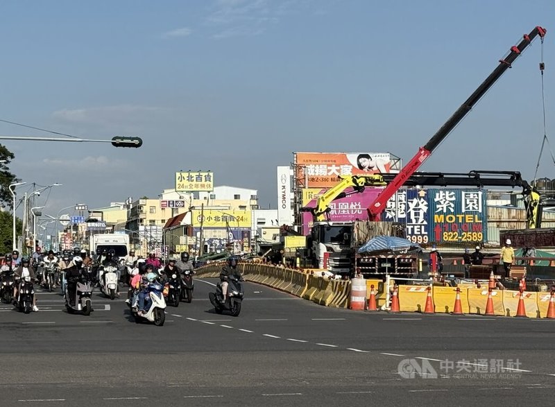 高雄市前鎮媽祖港橋改建工程進入最後階段，將於9日到12日晚間9時到隔日清晨6時進行橋面AC鋪設及標線繪設作業，期間將全面封閉媽祖港橋，提醒用路人改道。中央社記者董俊志攝　114年12月1日