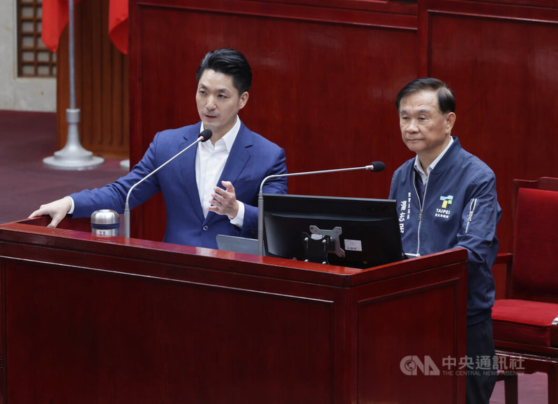 台北市議員劉耀仁1日在台北市議會質詢表示，河堤國小舊校歌歌詞有「堂堂正正的中國人」，已製作新校歌，校長卻要求學生唱舊歌。台北市長蔣萬安（左）表示，不應對校歌政治審查，尊重各校自主程序。台北市教育局長湯志民（右）答詢表示，校歌原本是由學校自訂，後來透過校務會議再編寫「河堤之歌」新曲，若經校務會議通過是予以尊重。中央社記者裴禛攝　114年12月1日