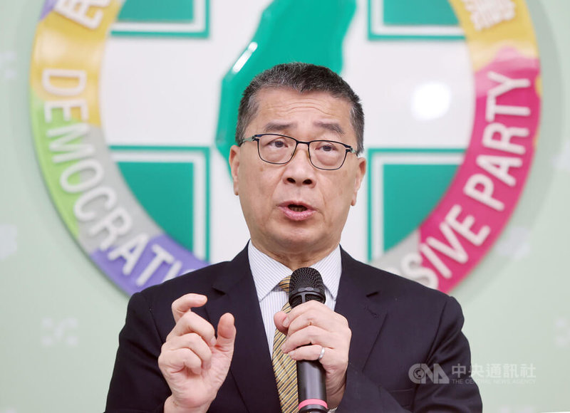 總統賴清德日前宣布提出新台幣1.25兆元國防特別預算，民進黨祕書長徐國勇（圖）1日表示，國民黨稱這是戰爭來臨，根本是「不當連結」，徐國勇指出，將預算除以8年，非常合理；國民黨拋棄自我防衛的能力，就是在附和統一，就是要把台灣送給中國。中央社記者郭日曉攝　114年12月1日