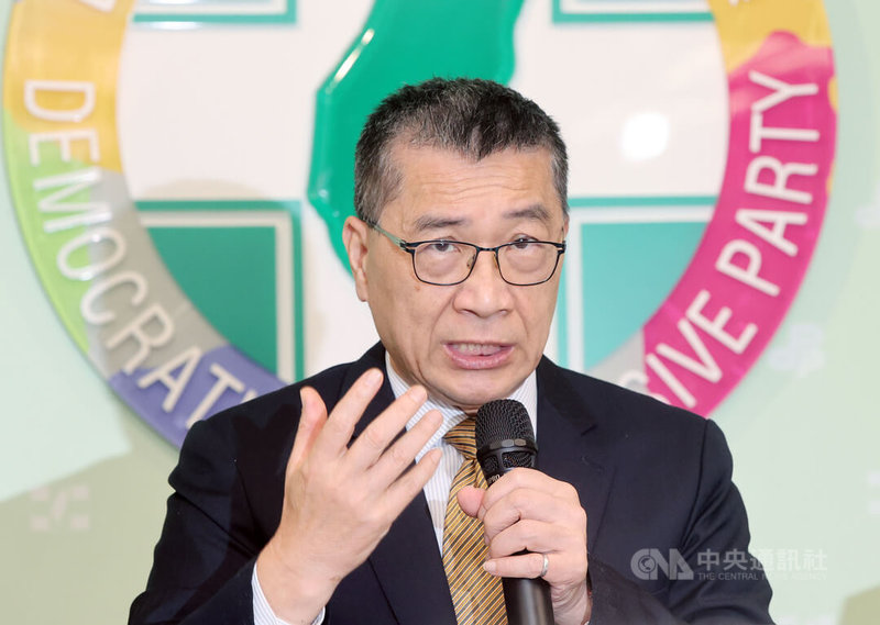 立法院會11月三讀通過修正公投法第23條條文，恢復公投綁大選。民進黨祕書長徐國勇1日受訪時說，民進黨認為「公投綁大選」不適當，但立法院既然通過修法，國民黨一定會綁，民進黨是否參與「公投綁大選」並提出公投題目，正在審慎考慮中。中央社記者郭日曉攝　114年12月1日