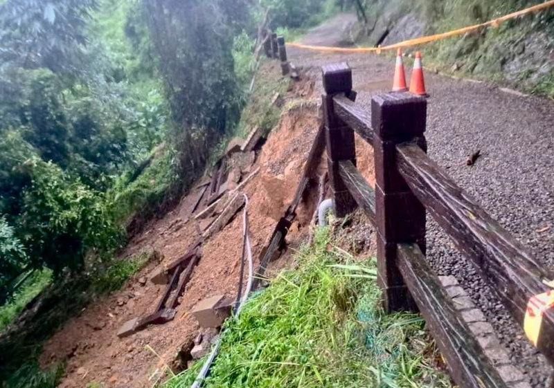台中市大坑風景區10號登山步道今年清明連假開放，7月受西南氣流豪雨重創，邊坡大範圍崩坍，市府再度封閉啟動復健。（中市府提供）中央社記者趙麗妍傳真　114年12月1日