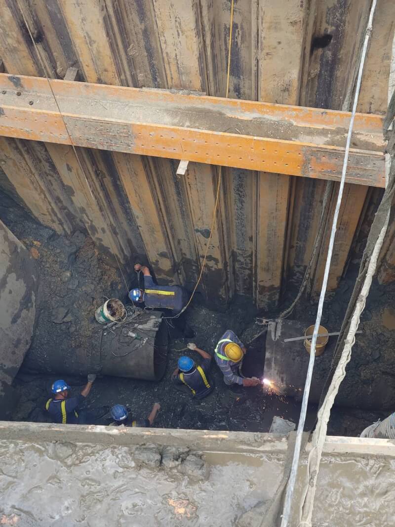 淡北道路工程日前進行主線高架橋基樁挖掘時，施工廠商不慎鑽破自來水管線，造成淡水部分區域停水。（工務局提供）