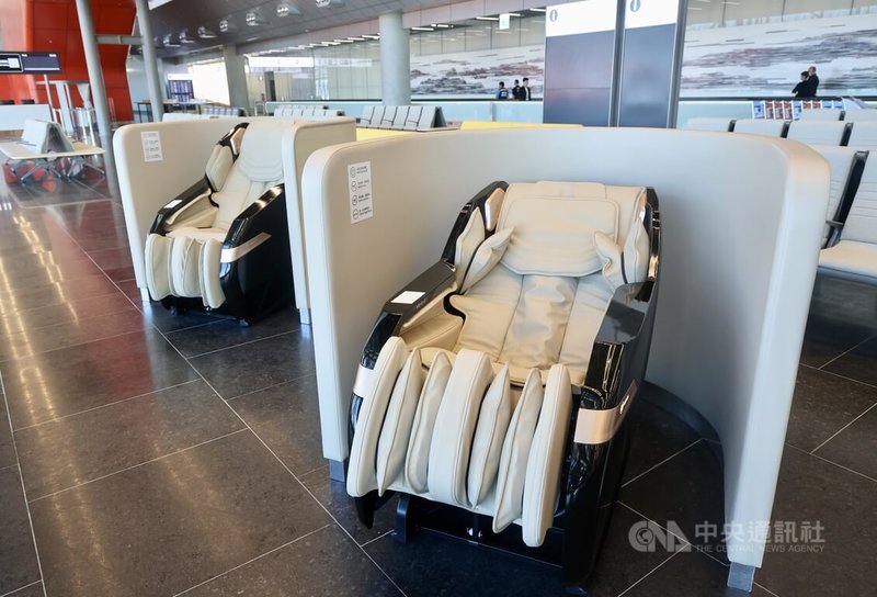 桃園國際機場第三航廈北登機廊廳1日起試營運,北廊廳開放式候機區設置按摩椅,提供旅客免費使用。中央社記者張皓安攝 114年12月1日